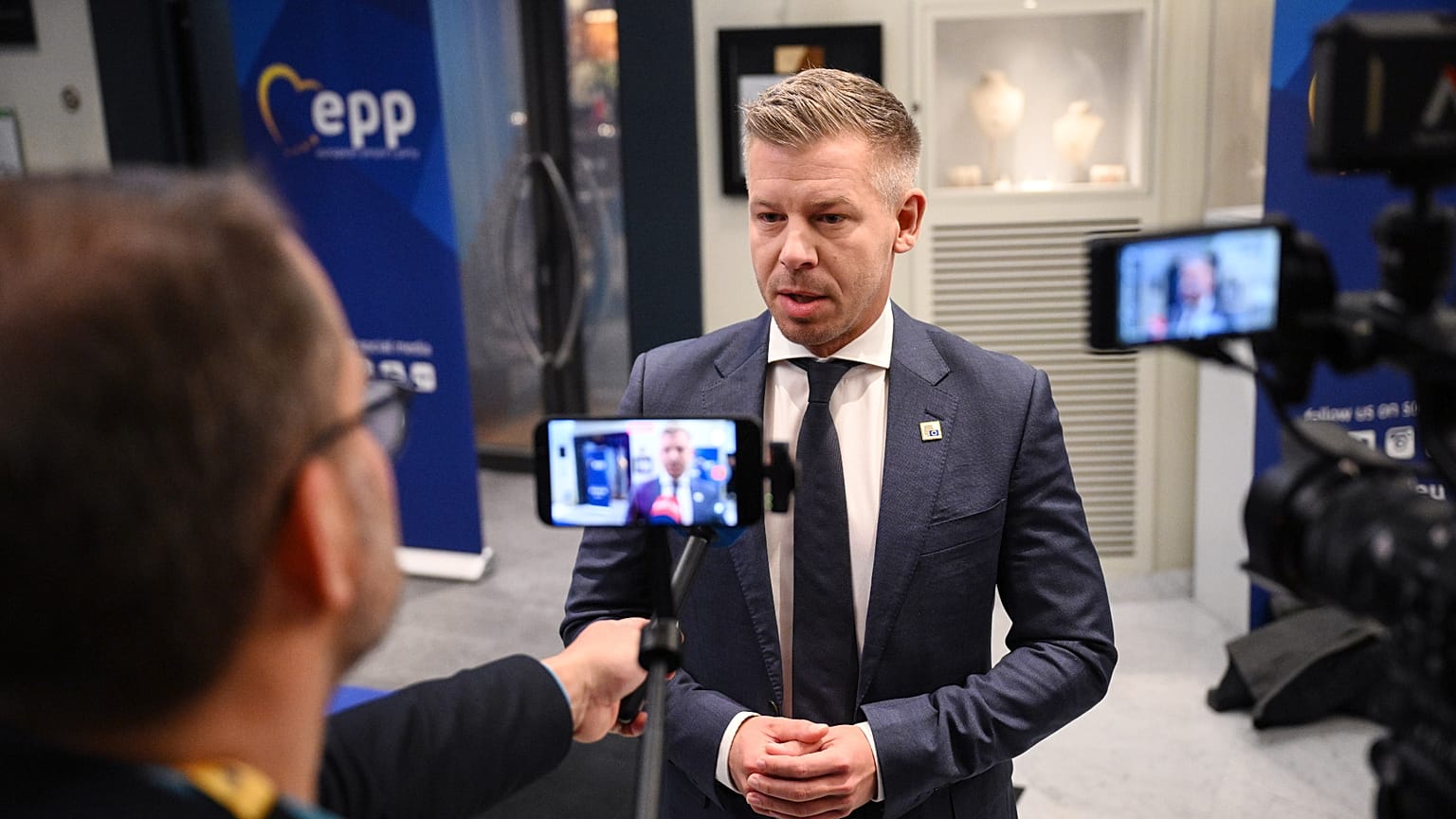 Magyar Péter miniszterelnök nyilatkozik a sajtó képviselőinek az Európai Néppárt (EPP) EU-csúcsot megelőző egyeztetése előtt Brüsszelben 2026. október 15-én.