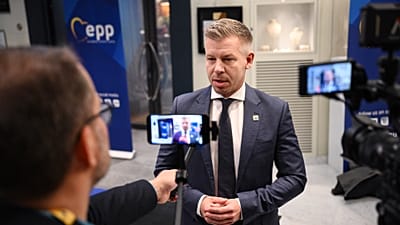 Magyar Péter miniszterelnök nyilatkozik a sajtó képviselőinek az Európai Néppárt (EPP) EU-csúcsot megelőző egyeztetése előtt Brüsszelben 2026. október 15-én.