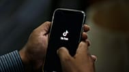 Un homme ouvre l'application de réseaux sociaux « TikTok » sur son téléphone portable. (Image d'illustration)