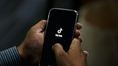 Un hombre abre la aplicación de la red social «TikTok» en su teléfono móvil. (Imagen de ilustración)