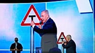 صورة تعبيرية- يظهر رئيس الوزراء الإسرائيلي بنيامين نتنياهو (إلى اليمين) على شاشة خلال فعالية لحزب الليكود في تل أبيب بإسرائيل،
