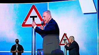 صورة تعبيرية- يظهر رئيس الوزراء الإسرائيلي بنيامين نتنياهو (إلى اليمين) على شاشة خلال فعالية لحزب الليكود في تل أبيب بإسرائيل،