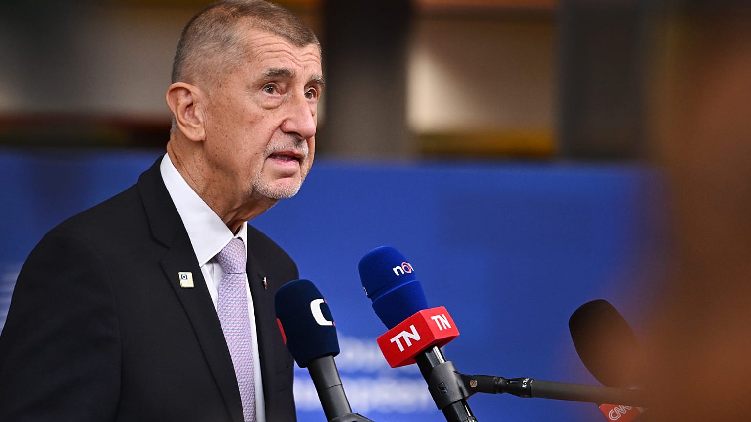 O primeiro-ministro checo, Andrej Babis, fala com os jornalistas à chegada à cimeira da UE, no edifício do Conselho Europeu, em Bruxelas, quinta-feira, 15 de outubro.