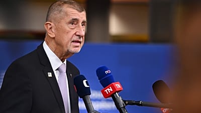 Ο πρωθυπουργός της Τσεχίας Αντρέι Μπάμπις μιλά στα ΜΜΕ κατά την άφιξή του στη σύνοδο κορυφής της ΕΕ στο Ευρωπαϊκό Συμβούλιο στις Βρυξέλλες, Πέμπτη 15 Οκτ.