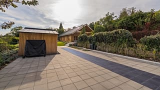 Ungarn: Terrassenweg besteht aus Solarpaneelen.