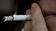 صورة أرشيفية - شخص يدخن في حانة بلندن، الأربعاء 14 فبراير 2006.