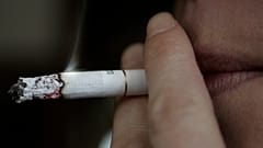 صورة أرشيفية - شخص يدخن في حانة بلندن، الأربعاء 14 فبراير 2006.
