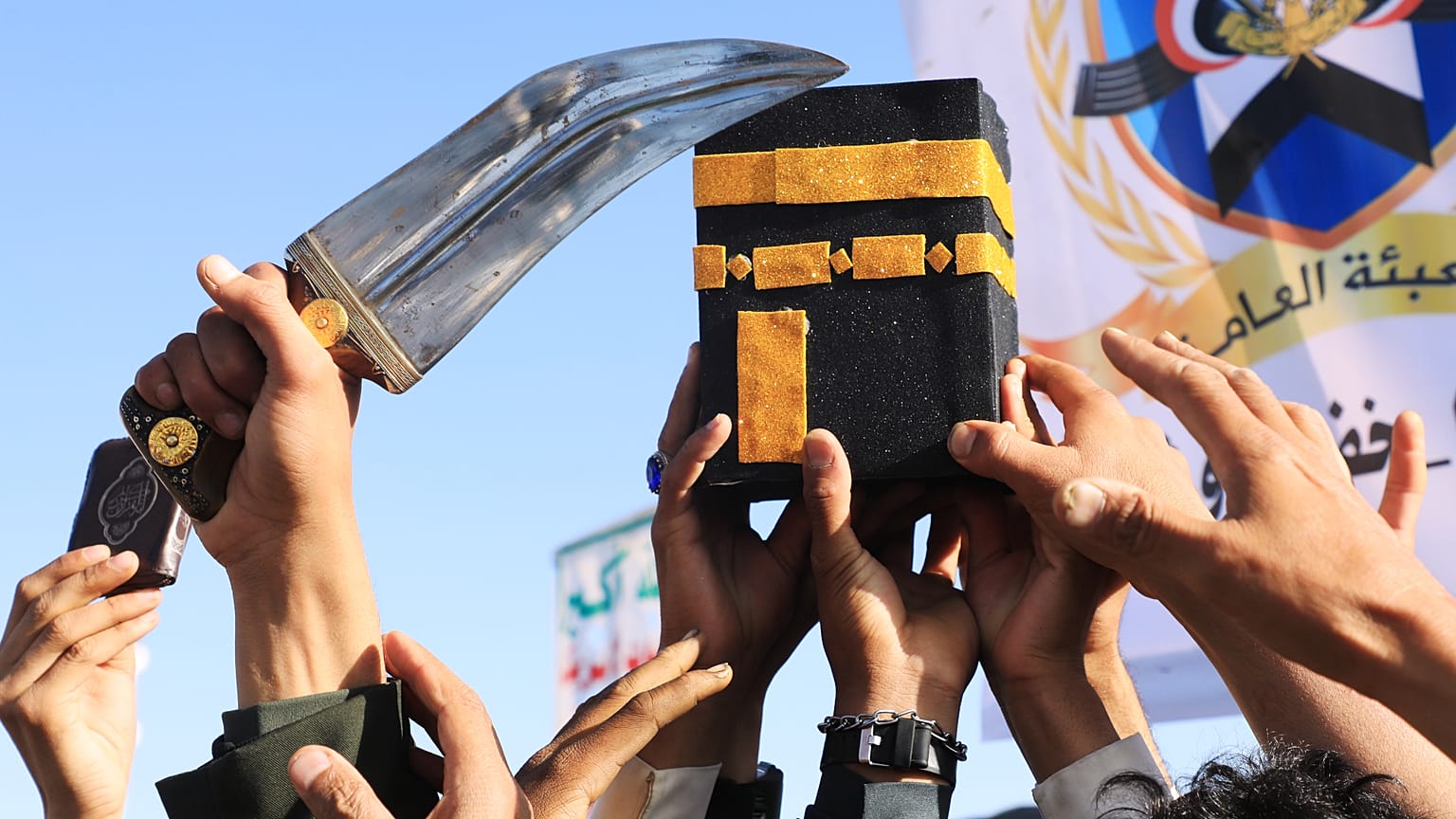 أنصار الحوثيين يرفعون مجسماً للكعبة بصنعاء تنديداً باتهامات السعودية لهم باستهداف مكة، الجمعة 9 أكتوبر 2026.