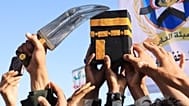 أنصار الحوثيين يرفعون مجسماً للكعبة بصنعاء تنديداً باتهامات السعودية لهم باستهداف مكة، الجمعة 9 أكتوبر 2026.