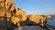Ο βράχος που έκλεισε τον δρόμο στην παραλία Άντονι Κουίν