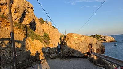 Ο βράχος που έκλεισε τον δρόμο στην παραλία Άντονι Κουίν