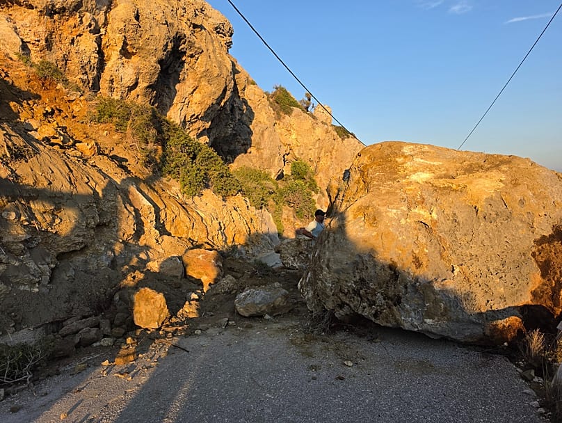 Ο βράχος στον δρομο προς την παραλία