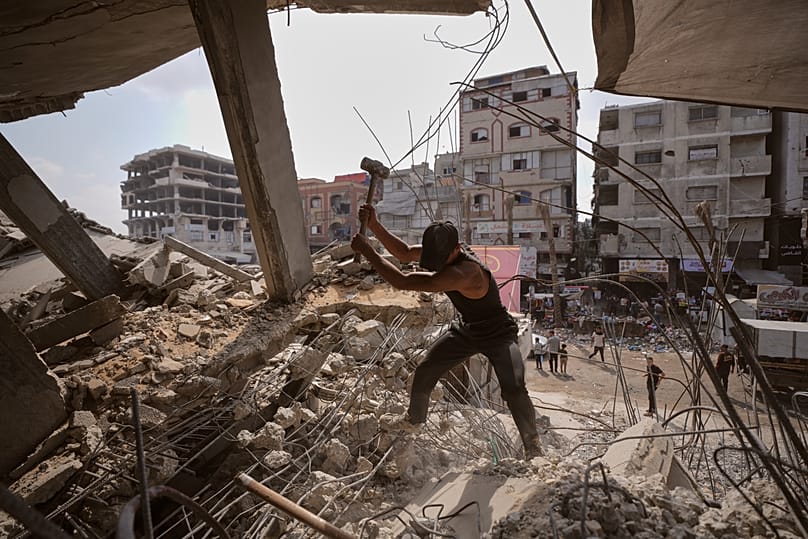 فلسطينيون وسط أنقاض القصف الإسرائيلي في غزة، 17 أغسطس 2026.