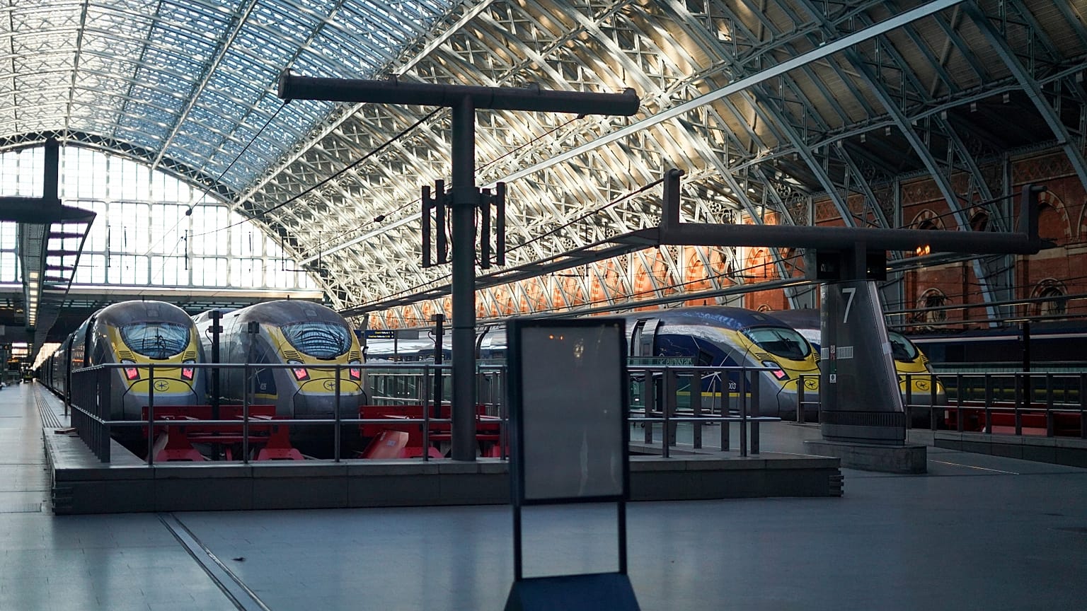 Trenes de Eurostar en los andenes mientras los viajeros hacen cola para el servicio en la estación londinense de St Pancras International, el martes 30 de diciembre de 2025.