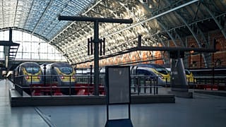 Trenes de Eurostar en los andenes mientras los viajeros hacen cola para el servicio en la estación londinense de St Pancras International, el martes 30 de diciembre de 2025.