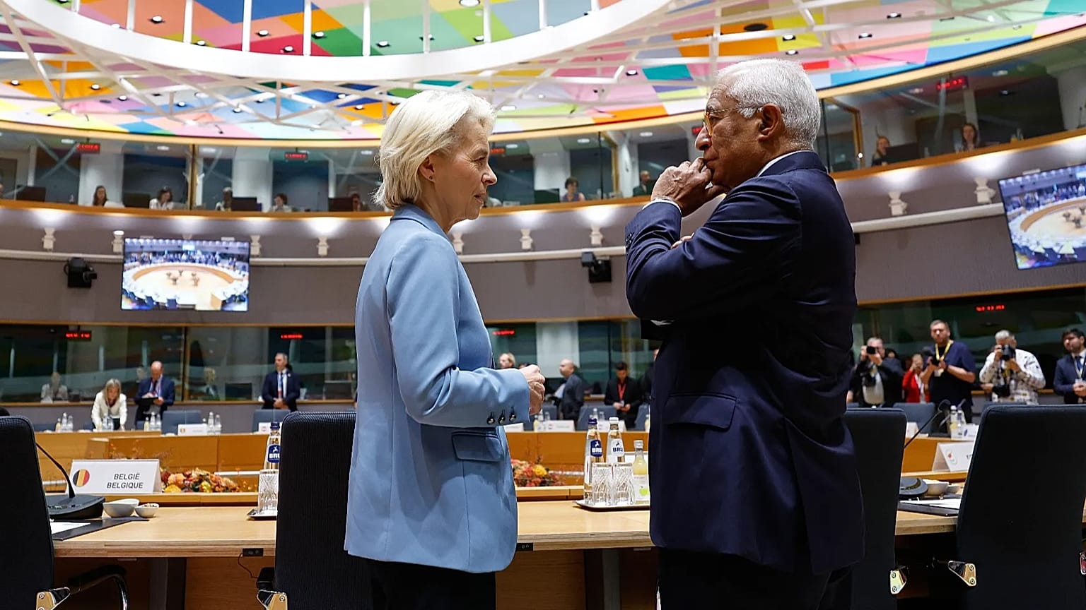 Avrupa Komisyonu Başkanı Ursula von der Leyen (solda), Brüksel’deki AB zirvesinin yuvarlak masa toplantısında Avrupa Konseyi Başkanı Antonio Costa ile birlikte. 15 Ekim 2026