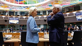 Avrupa Komisyonu Başkanı Ursula von der Leyen (solda), Brüksel’deki AB zirvesinin yuvarlak masa toplantısında Avrupa Konseyi Başkanı Antonio Costa ile birlikte. 15 Ekim 2026
