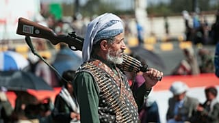 أحد أنصار جماعة الحوثي في ​​اليمن يحمل بندقيته خلال مسيرة داعمة للجماعة في صنعاء، اليمن، يوم الجمعة، 9 أكتوبر 2026. (صورة من أسوشيتد برس/ أسامة عبد الرحمن)