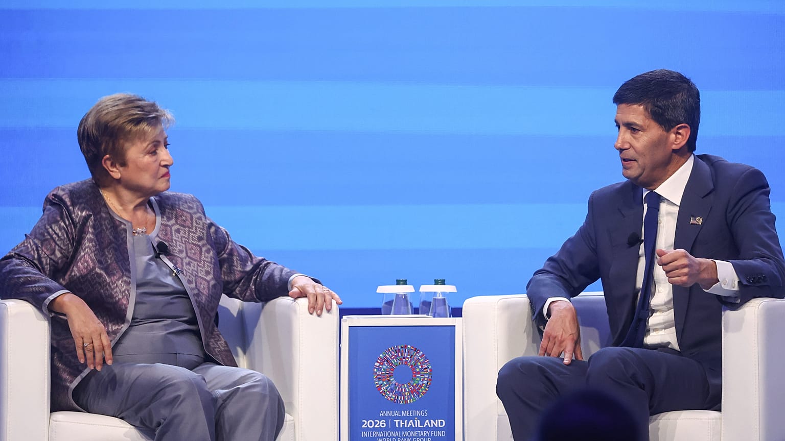 La direttrice del FMI Kristalina Georgieva parla con il presidente della Federal Reserve USA Kevin Warsh alle riunioni FMI-Banca Mondiale in Thailandia il 16 ottobre 2026.