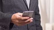 Un hombre sostiene su teléfono móvil 