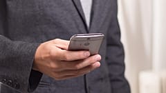Un hombre sostiene su teléfono móvil 