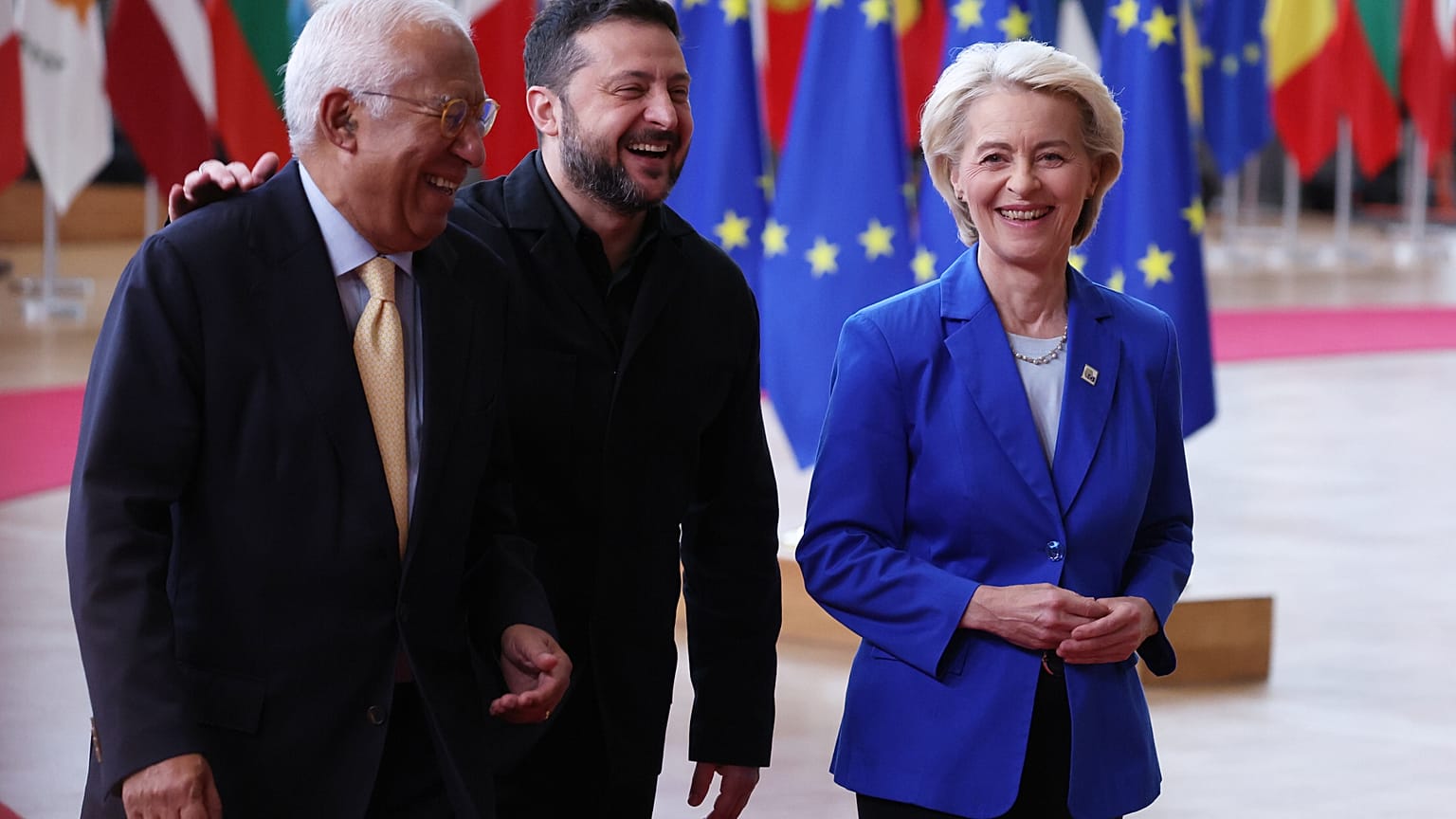 Volodymyr Zelensky al vertice UE con Costa e von der Leyen