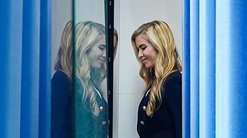 Beyaz Saray Sözcüsü Katie Zacharia, 13 Ekim 2026'da Beyaz Saray'daki James Brady Basın Brifingi Odası'nda gazetecilerle konuşmak için kürsüye geliyor.