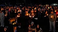 Populares juntam-se numa vigília à luz de velas no Drake Park, em Bend, Oregon, quinta-feira, 15 de outubro de 2026