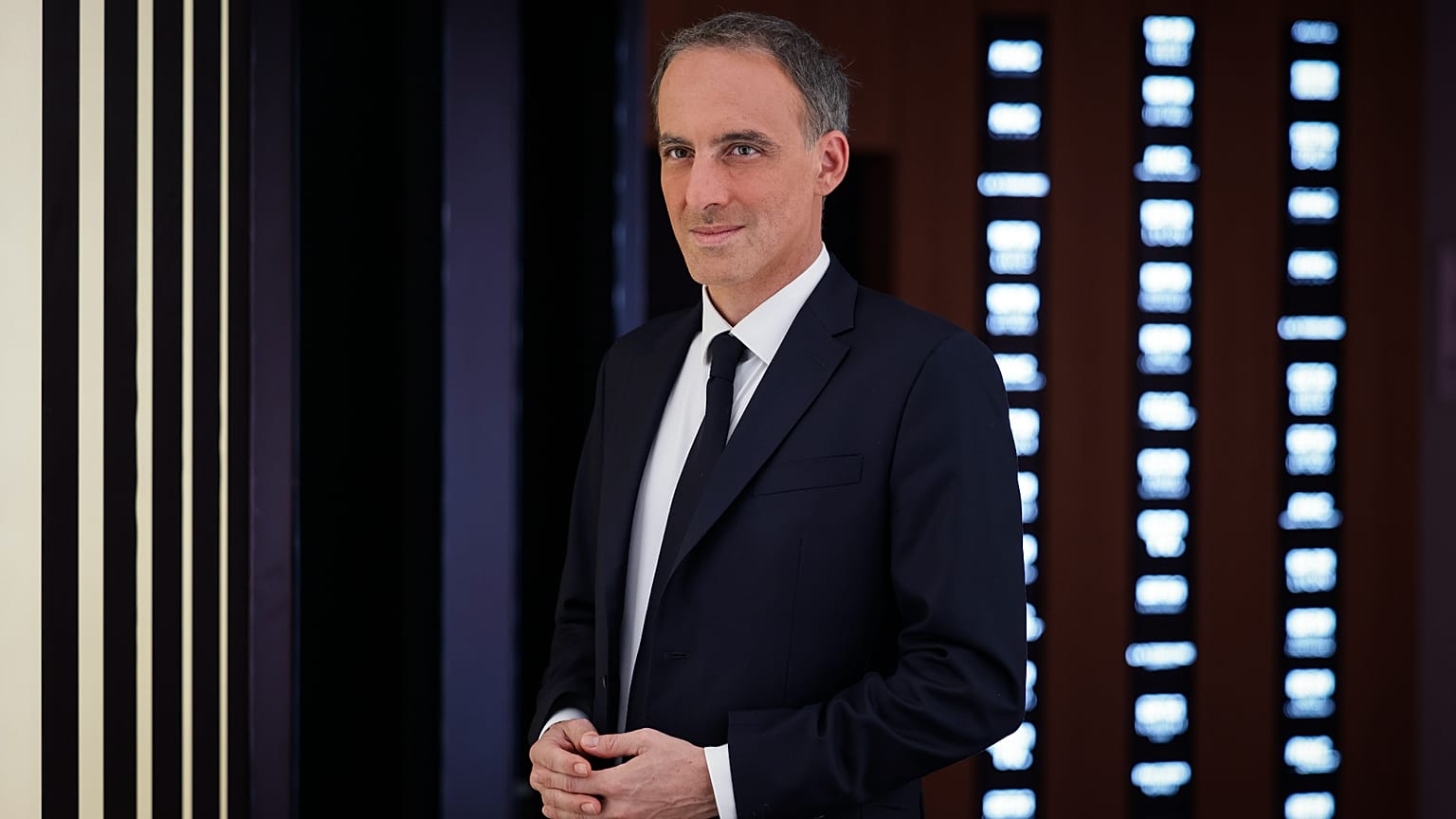 Raphaël Glucksmann le 4 octobre 2026 lors d'un des débats de la primaire sociale-démocrate