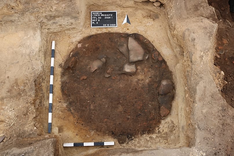Grubenbefunde mit spätbronzezeitlicher Keramik. 