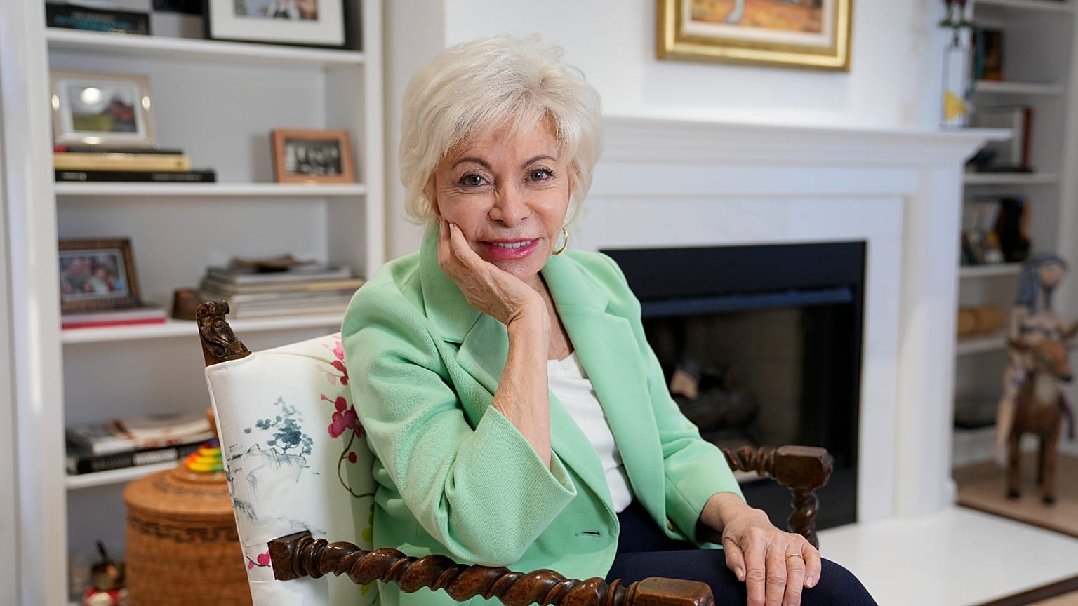 Isabel Allende, en una foto en su foto en su casa de California el 12 de abril de 2023