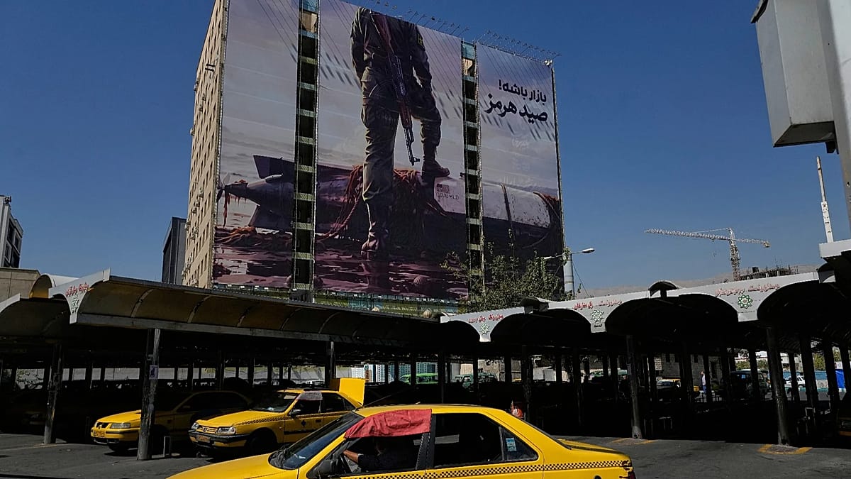 طهران تتمسك بالسيطرة على مضيق هرمز وتتوعد بردود واسعة في حال استهداف بنيتها التحتية
