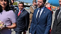 Ο αντιπρόεδρος Τζ. Ντι Βανς, στο κέντρο δεξιά, η σύζυγός του Ούσα Βανς, αριστερά, και ο Πάολο Ζαμπολί, φίλος του προέδρου Ντόναλντ Τραμπ και ειδικός απεσταλμένος του