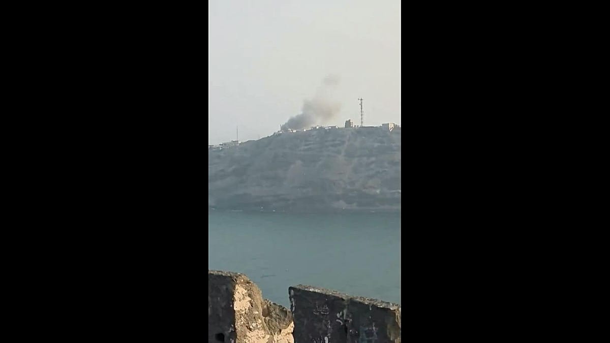 Houthi missile attack targets Yemeni presidential palace in Aden