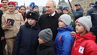 Une famille soudée est l'une des valeurs traditionnelles figurant dans le décret du président russe Vladimir Poutine, qui a divorcé de sa femme en 2014.