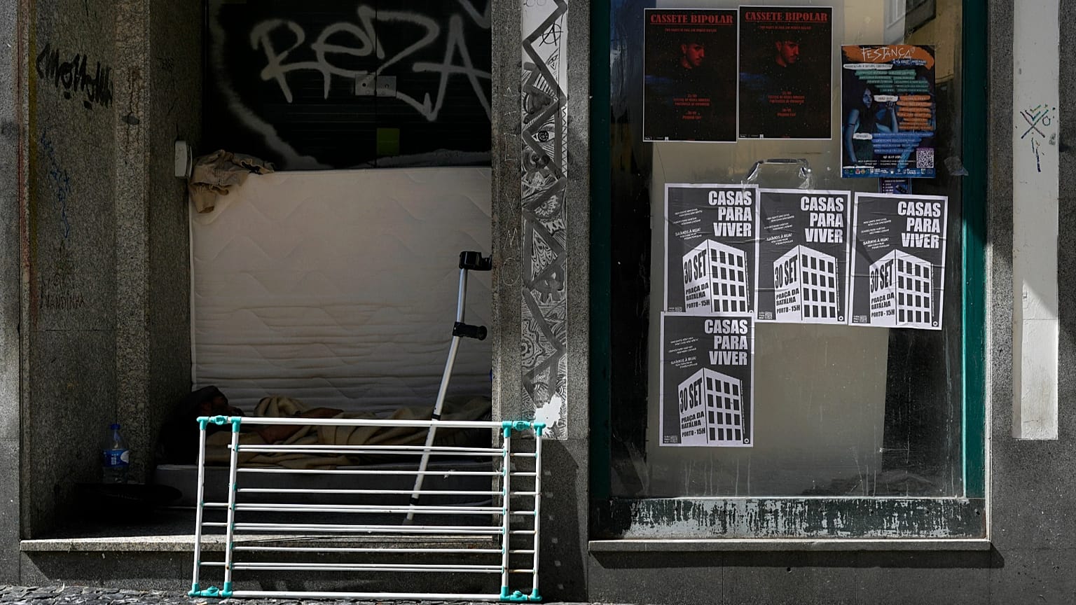 Cartazes que anunciam uma manifestação para protestar contra a crise habitacional em curso