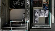 Cartazes que anunciam uma manifestação para protestar contra a crise habitacional em curso