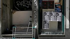 Αφίσες που ανακοινώνουν διαδήλωση διαμαρτυρίας για την τρέχουσα κρίση στέγασης