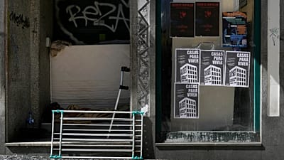 Cartazes que anunciam uma manifestação para protestar contra a crise habitacional em curso