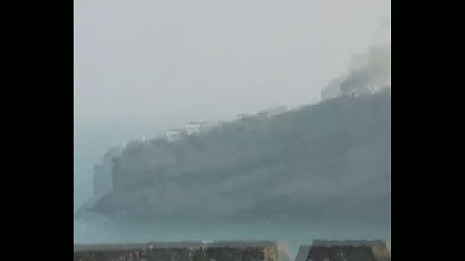 Bei einem Raketenangriff der Huthi auf den Präsidentenpalast in Aden im Süden des Jemen sind nach Behördenangaben fünf Menschen getötet und 16 weitere verletzt worden. Der Mil