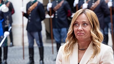 Giorgia Meloni aguarda o primeiro-ministro Janez Jansa no Palácio Chigi, em Roma, em 5 de outubro de 2026.
