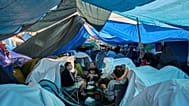 Manifestantes que exigen leyes más estrictas para proteger a los inquilinos acampan en la Puerta del Sol de Madrid, el lunes 5 de octubre de 2026.