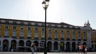 Uma rapariga atravessa a Praça do Comércio, em Lisboa, numa trotineta elétrica, na quinta-feira, 12 de agosto de 2021
