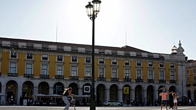 Uma rapariga atravessa a Praça do Comércio, em Lisboa, numa trotineta elétrica, na quinta-feira, 12 de agosto de 2021