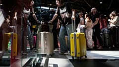 АРХИВ: Пассажиры стоят в очереди на регистрацию в международном аэропорту «Шереметьево» в Химках, пригороде Москвы, Россия, в среду, 6 мая 2026 года