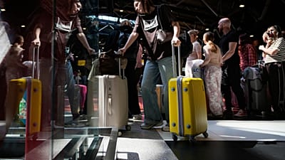 АРХИВ: Пассажиры стоят в очереди на регистрацию в международном аэропорту «Шереметьево» в Химках, пригороде Москвы, Россия, в среду, 6 мая 2026 года