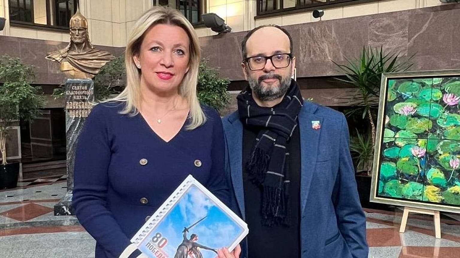 Il giornalista italiano Vincenzo Lorusso a fianco della portavoce del ministero degli Esteri russo Maria Zakharova, 22 febbraio 2025