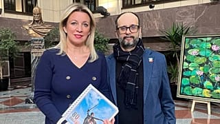 Il giornalista italiano Vincenzo Lorusso a fianco della portavoce del ministero degli Esteri russo Maria Zakharova, 22 febbraio 2025