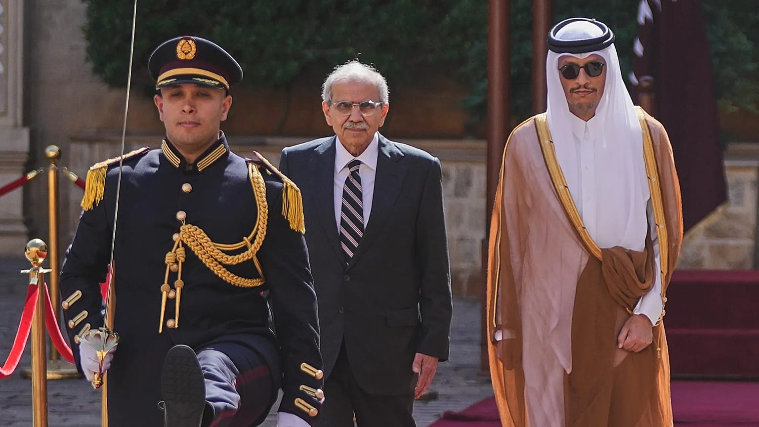 رئيس الحكومة اللبنانية نواف سلام ونظيره القطري محمد بن عبد الرحمن آل ثاني في السراي الحكومي ببيروت، 16 أكتوبر 2026.