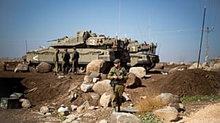 صورة أرشيفية- جنود إسرائيليون يتجمعون بجانب دباباتهم بالقرب من الحدود مع سوريا في هضبة الجولان التي تسيطر عليها إسرائيل، يوم الاثنين 28 نوفمبر/تشرين الثاني 2016. 